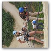 Abseilen an der Felsenwand  &raquo; Zum Vergr&ouml;&szlig;ern klicken ->