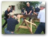 Holz s&auml;gen im Team  &raquo; Zum Vergr&ouml;&szlig;ern klicken ->