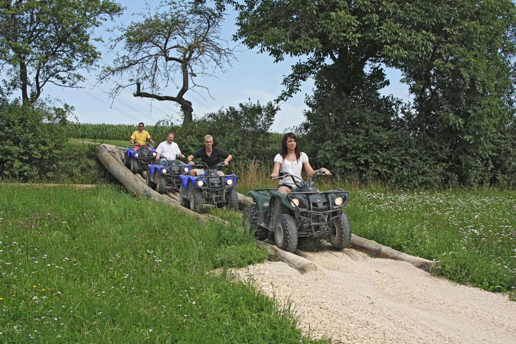 Kolonnenfahren auf der Quad-Teststrecke