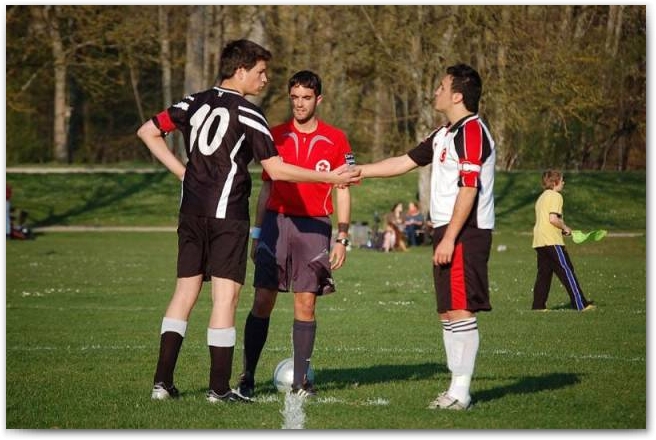 Das Spiel beginnt mit dem Anstoss!
